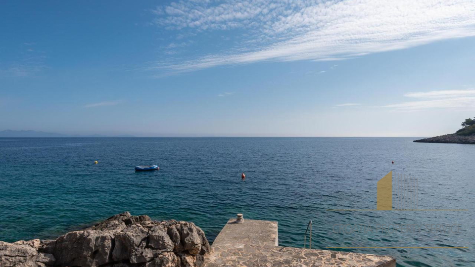 Eine außergewöhnliche Villa in exklusiver Lage, erste Reihe am Meer auf der Insel Korčula!