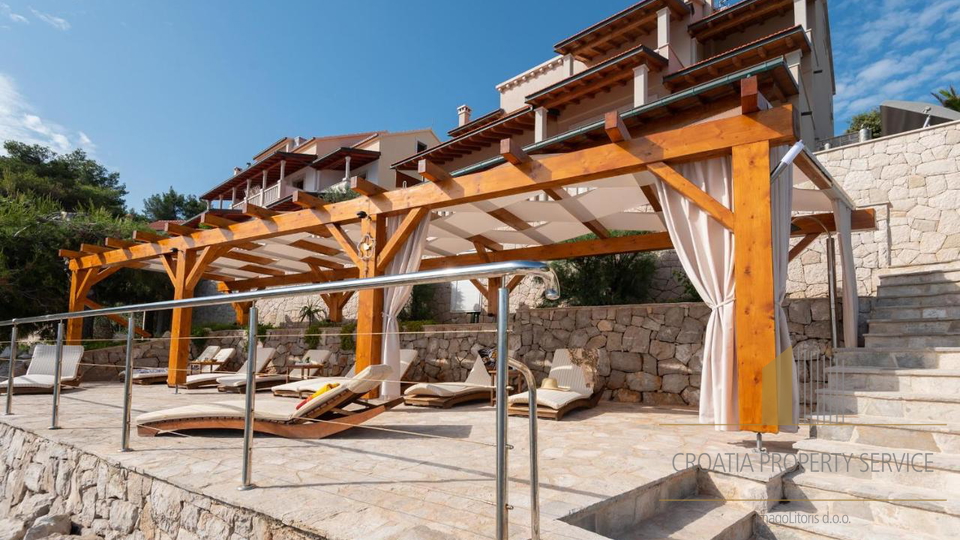 Eine außergewöhnliche Villa in exklusiver Lage, erste Reihe am Meer auf der Insel Korčula!