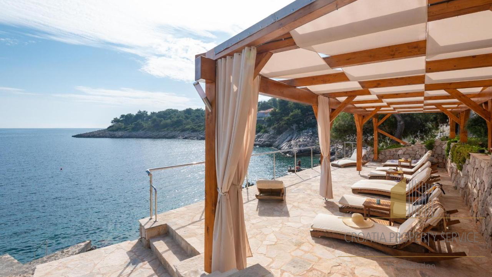 An exceptional villa in an exclusive location, first row by the sea on the island of Korčula!