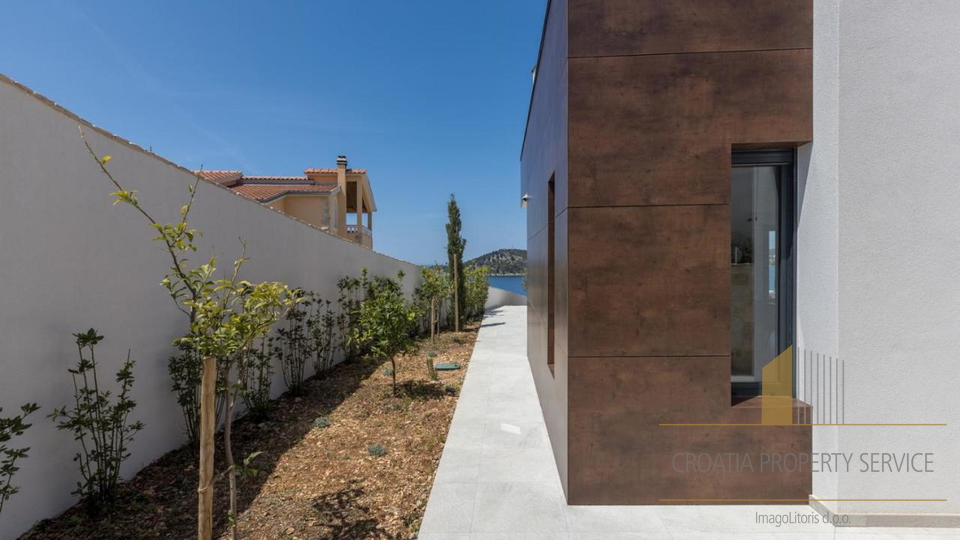 Eine moderne Luxusvilla mit wunderschönem Meerblick in der Nähe von Rogoznica!