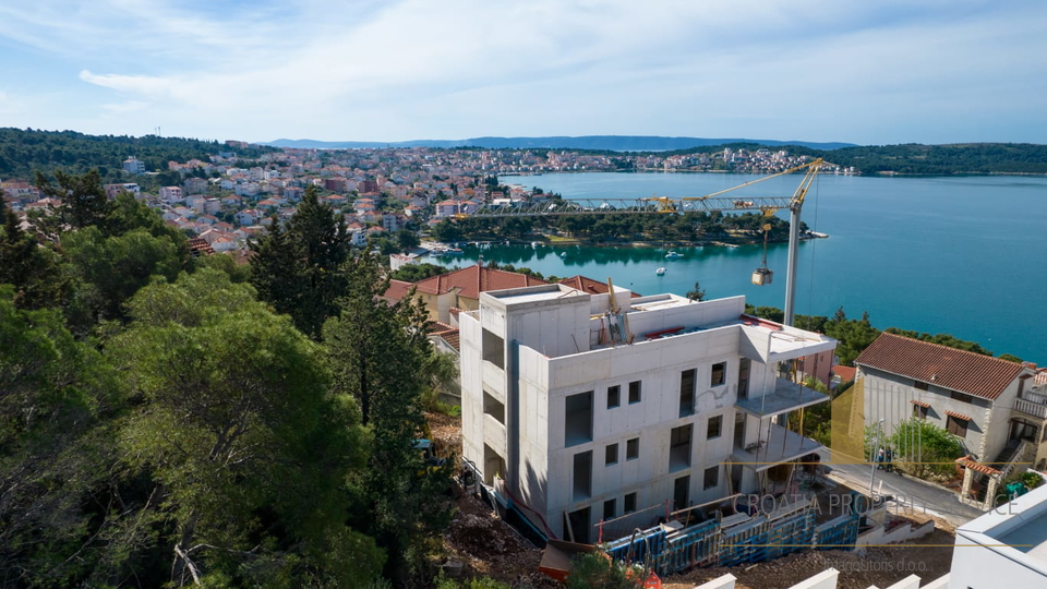 Luksuzni penthouse s krovnom terasom i pogledom na more - otok Čiovo!
