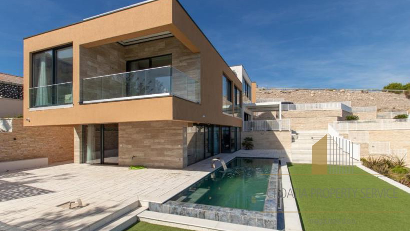 Luxuriöse Designervilla 1. Reihe zum Meer in der Nähe von Zadar!