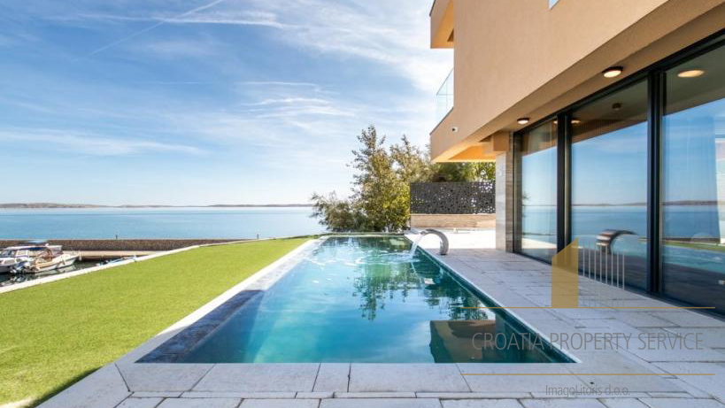 Luxuriöse Designervilla 1. Reihe zum Meer in der Nähe von Zadar!