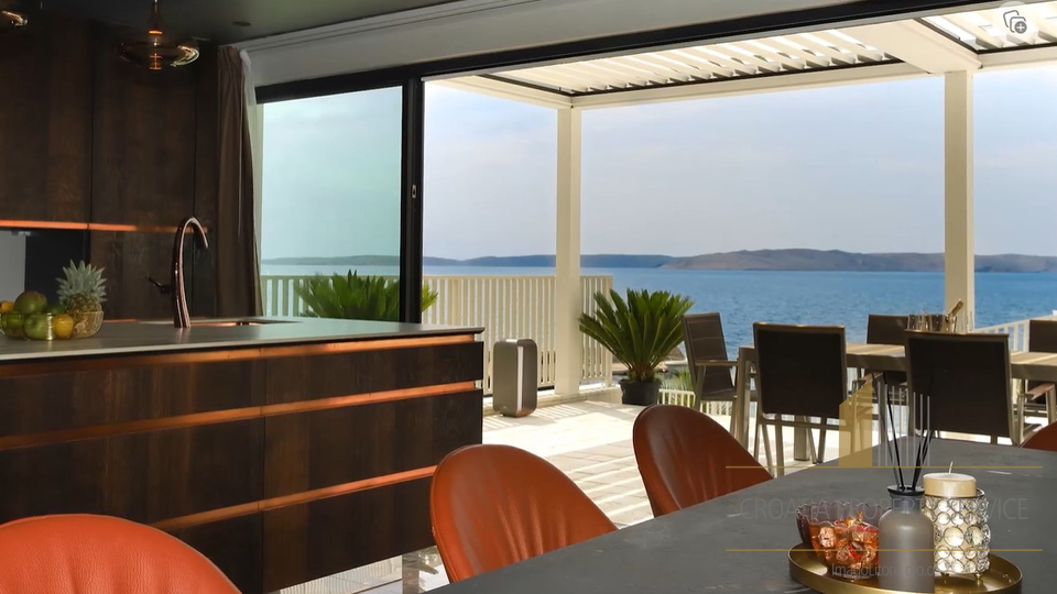 Luxuriöse Designervilla 1. Reihe zum Meer in der Nähe von Zadar!