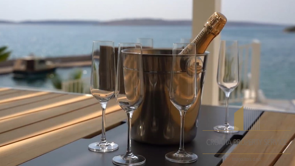 Luxuriöse Designervilla 1. Reihe zum Meer in der Nähe von Zadar!