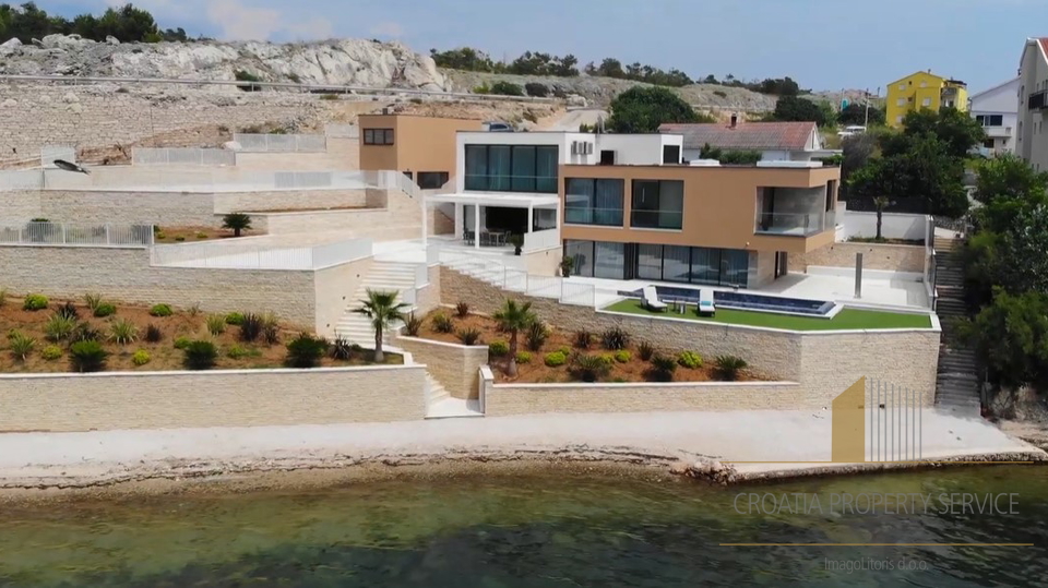 Luxuriöse Designervilla 1. Reihe zum Meer in der Nähe von Zadar!