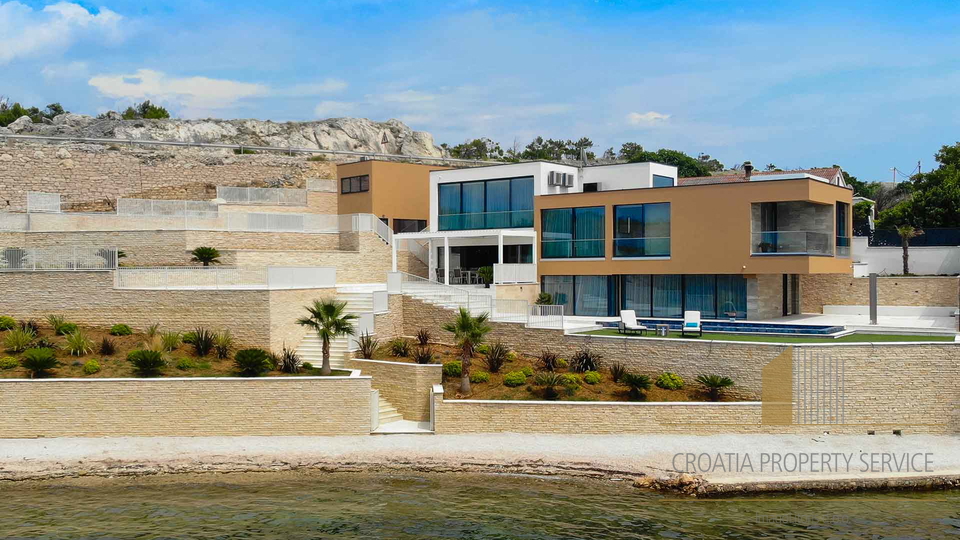 Luxuriöse Designervilla 1. Reihe zum Meer in der Nähe von Zadar!