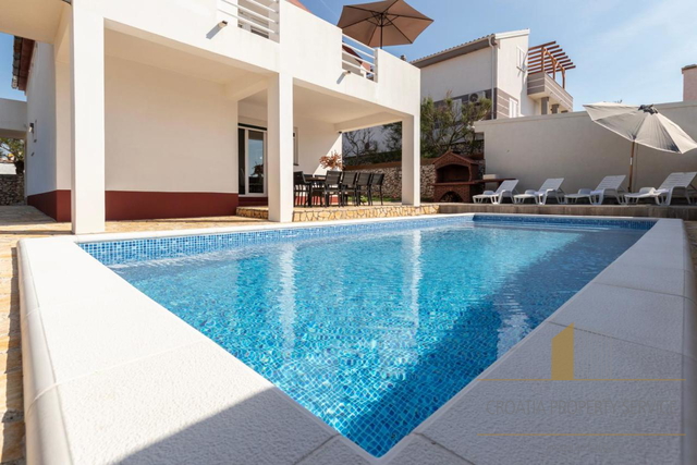 Eine Villa mit Pool und direktem Zugang zum Strand in der Nähe von Zadar!