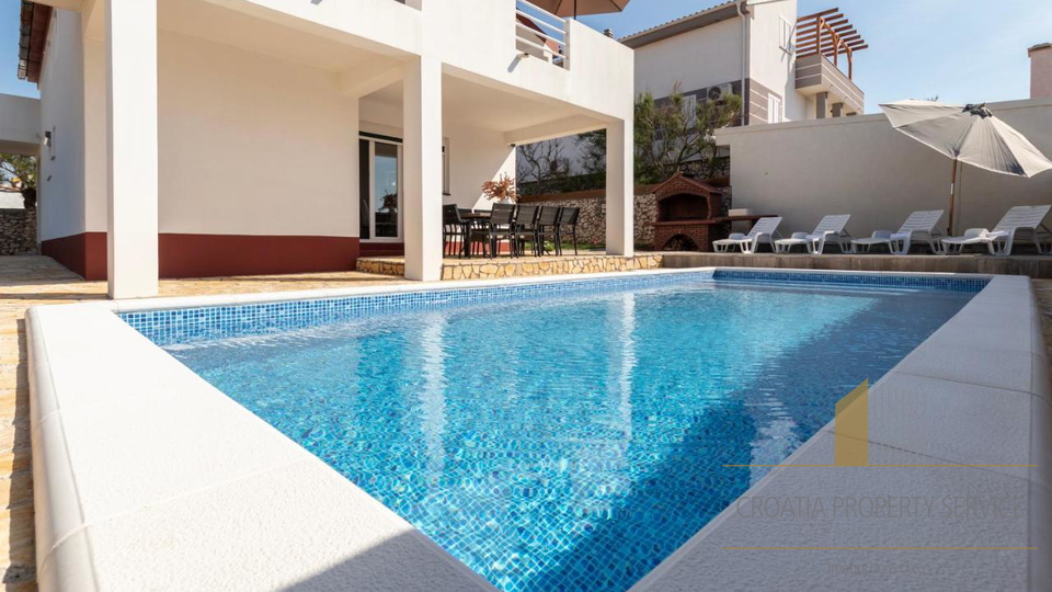 A villa with a pool and direct access to the beach near Zadar!