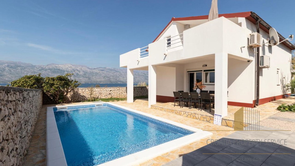 A villa with a pool and direct access to the beach near Zadar!