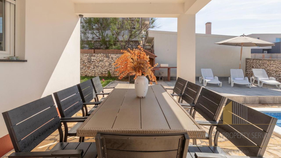 A villa with a pool and direct access to the beach near Zadar!