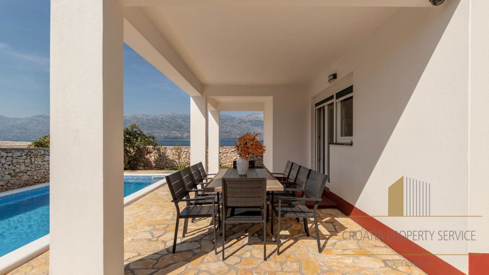 A villa with a pool and direct access to the beach near Zadar!