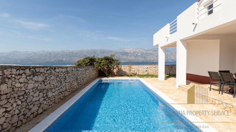 A villa with a pool and direct access to the beach near Zadar!
