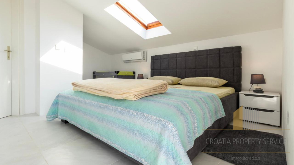 A villa with a pool and direct access to the beach near Zadar!