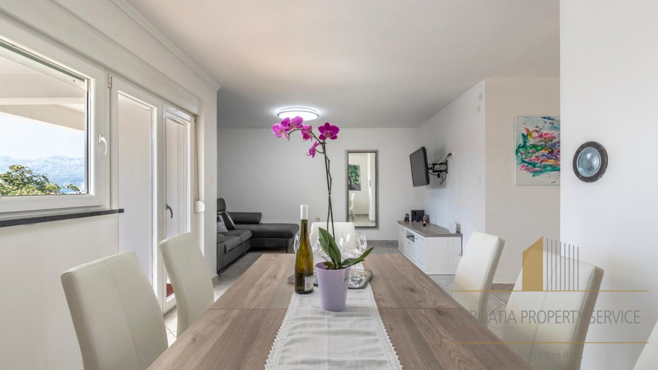 A villa with a pool and direct access to the beach near Zadar!