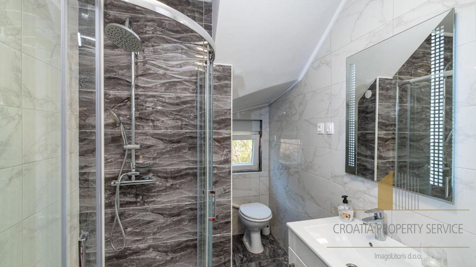A villa with a pool and direct access to the beach near Zadar!