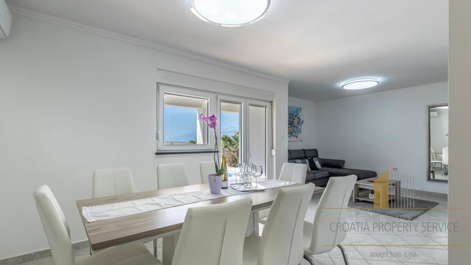 A villa with a pool and direct access to the beach near Zadar!