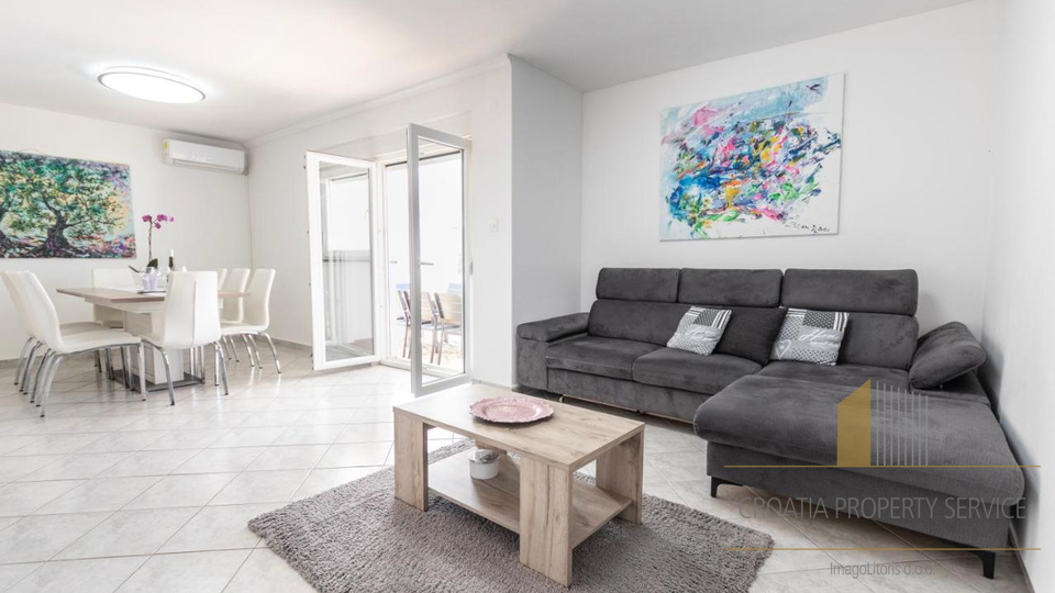 A villa with a pool and direct access to the beach near Zadar!