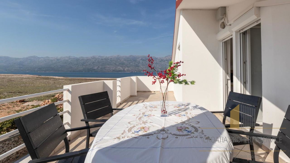 A villa with a pool and direct access to the beach near Zadar!