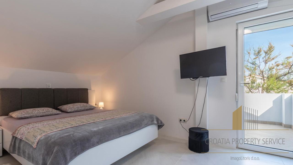 A villa with a pool and direct access to the beach near Zadar!