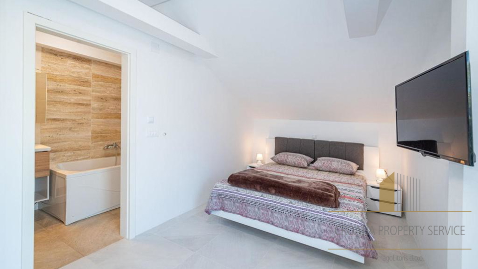 A villa with a pool and direct access to the beach near Zadar!