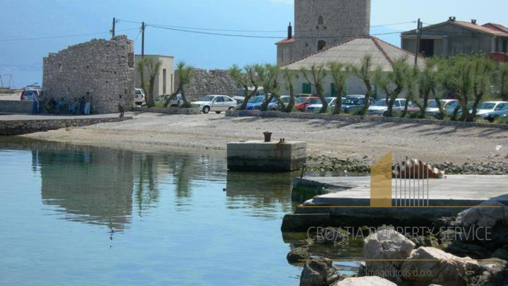 A villa with a pool and direct access to the beach near Zadar!