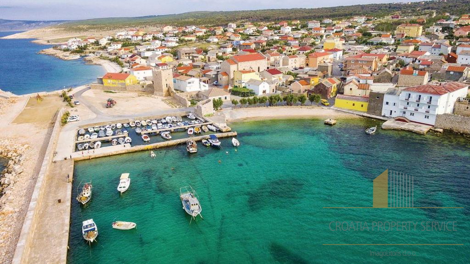 A villa with a pool and direct access to the beach near Zadar!