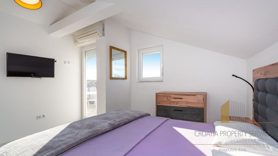 A villa with a pool and direct access to the beach near Zadar!