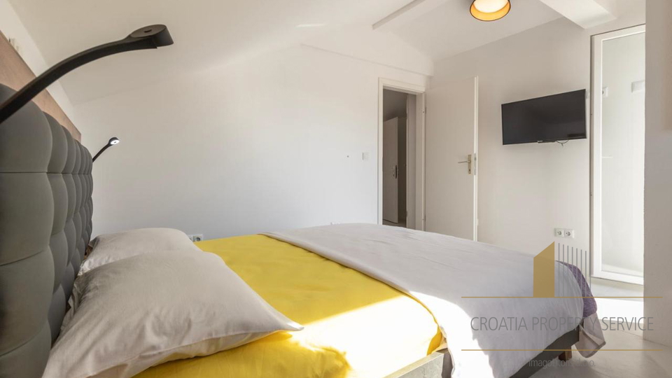 A villa with a pool and direct access to the beach near Zadar!