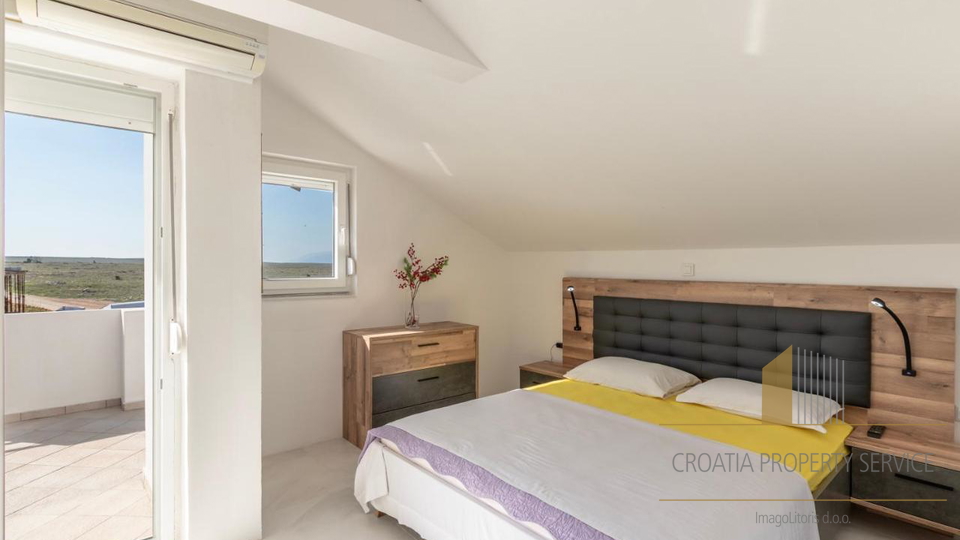 A villa with a pool and direct access to the beach near Zadar!