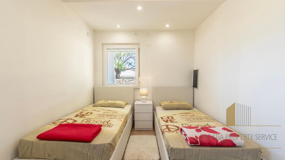 A villa with a pool and direct access to the beach near Zadar!