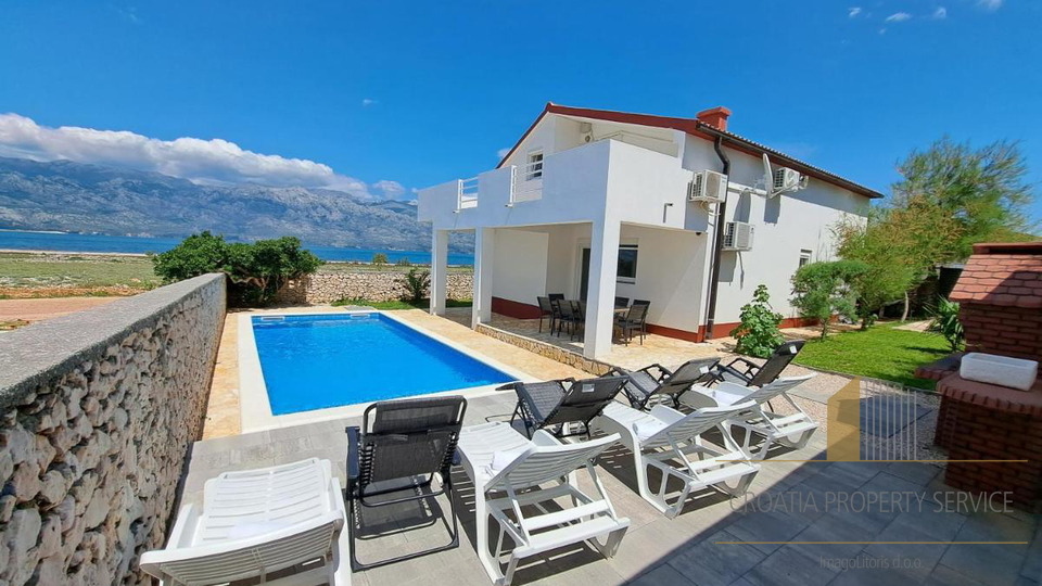 A villa with a pool and direct access to the beach near Zadar!