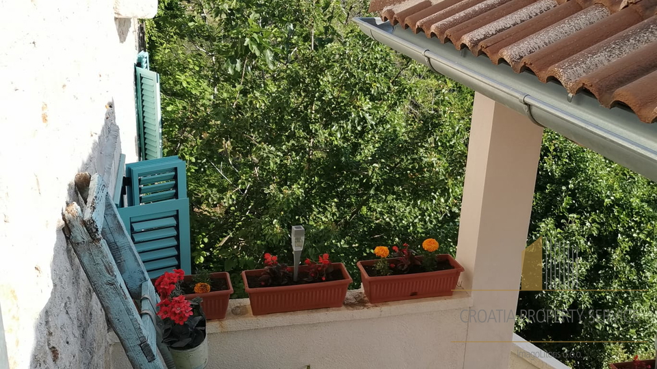 Šarmantna kamena kuća s panoramskim pogledom na more u okolici Zadra!