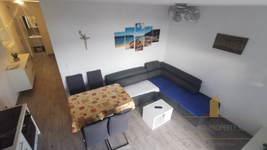 Hiša z velikim potencialom 15 m od plaže na otoku Čiovu!