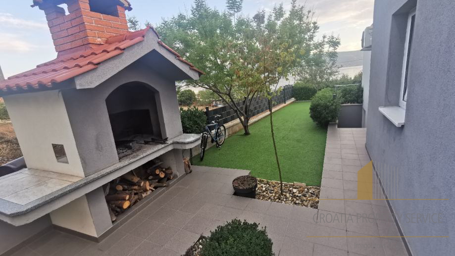 Hiša z velikim potencialom 15 m od plaže na otoku Čiovu!