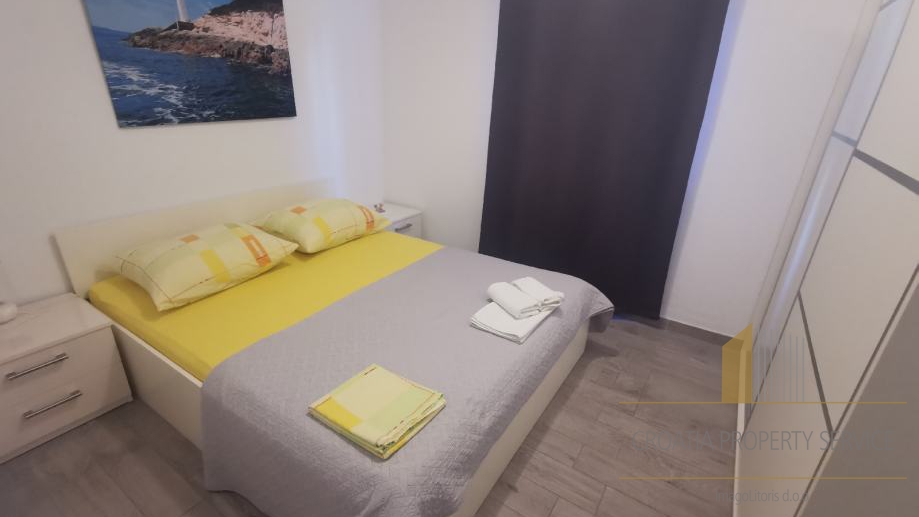 Hiša z velikim potencialom 15 m od plaže na otoku Čiovu!