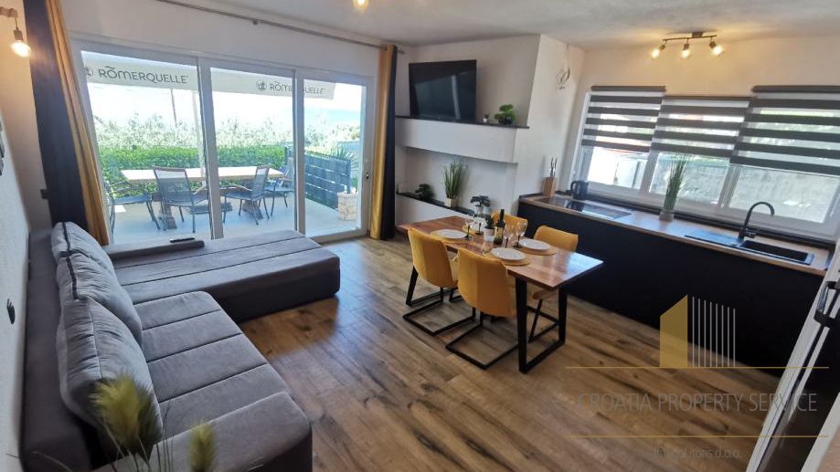Hiša z velikim potencialom 15 m od plaže na otoku Čiovu!