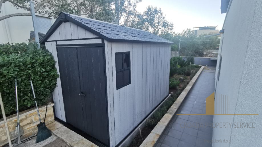 Hiša z velikim potencialom 15 m od plaže na otoku Čiovu!