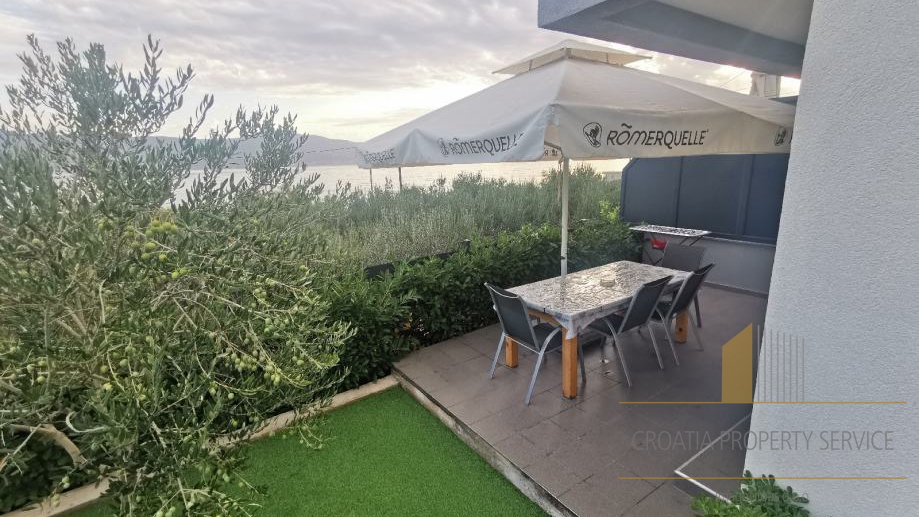 Hiša z velikim potencialom 15 m od plaže na otoku Čiovu!