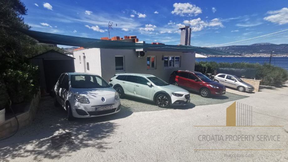 Hiša z velikim potencialom 15 m od plaže na otoku Čiovu!
