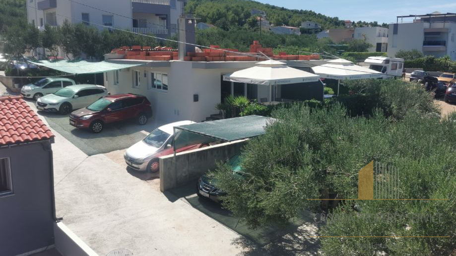Hiša z velikim potencialom 15 m od plaže na otoku Čiovu!
