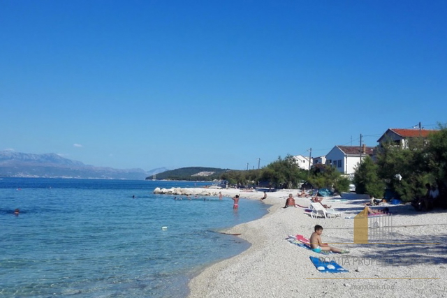 Hiša z velikim potencialom 15 m od plaže na otoku Čiovu!
