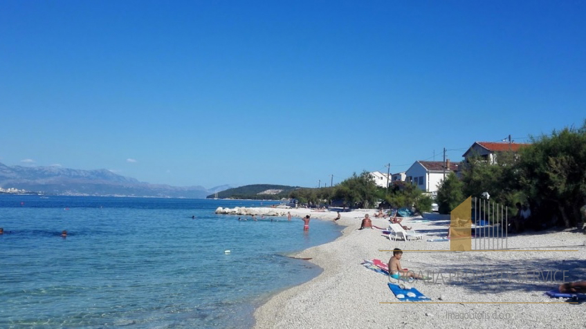 Hiša z velikim potencialom 15 m od plaže na otoku Čiovu!