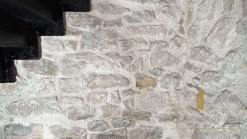 Prekrasna renovirana kamena kuća 50 m od plaže u okolici Splita!