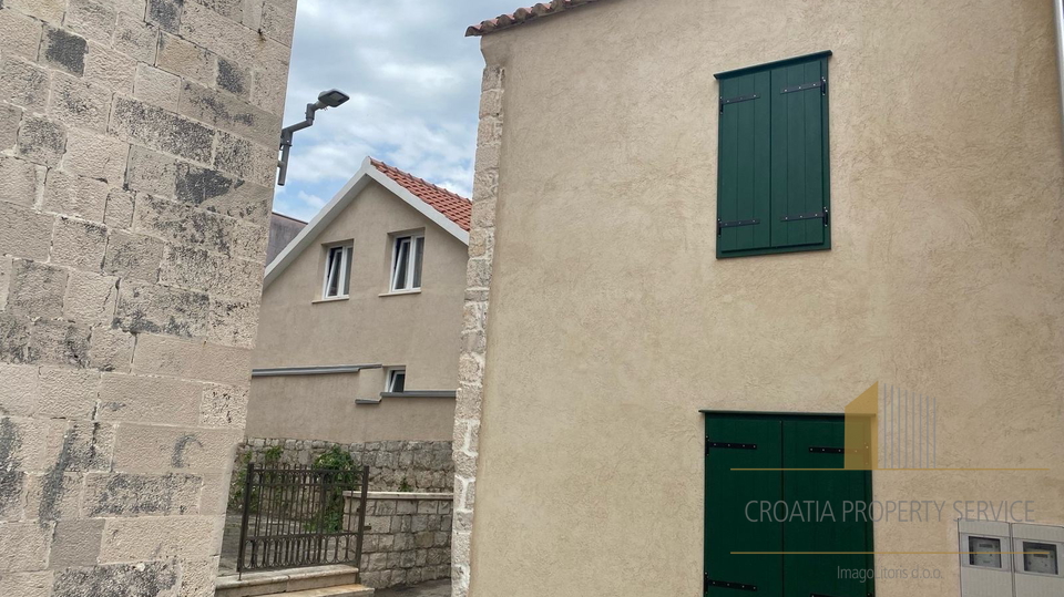 Prekrasna renovirana kamena kuća 50 m od plaže u okolici Splita!