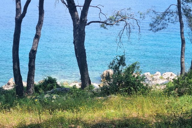 Attraktives Baugrundstück in erster Meereslinie auf der Insel Hvar!