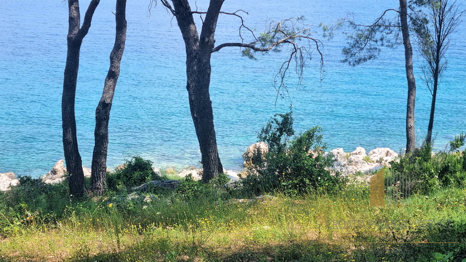 Attraente terreno edificabile in prima fila dal mare sull'isola di Hvar!