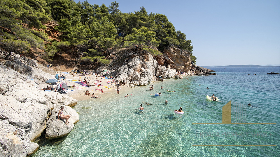 Attraente terreno edificabile in prima fila dal mare sull'isola di Hvar!