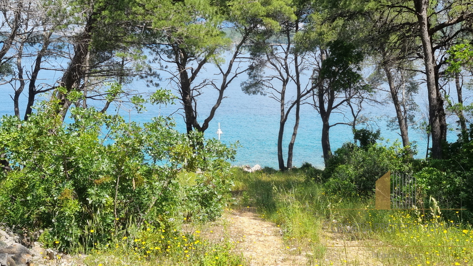 Attraente terreno edificabile in prima fila dal mare sull'isola di Hvar!