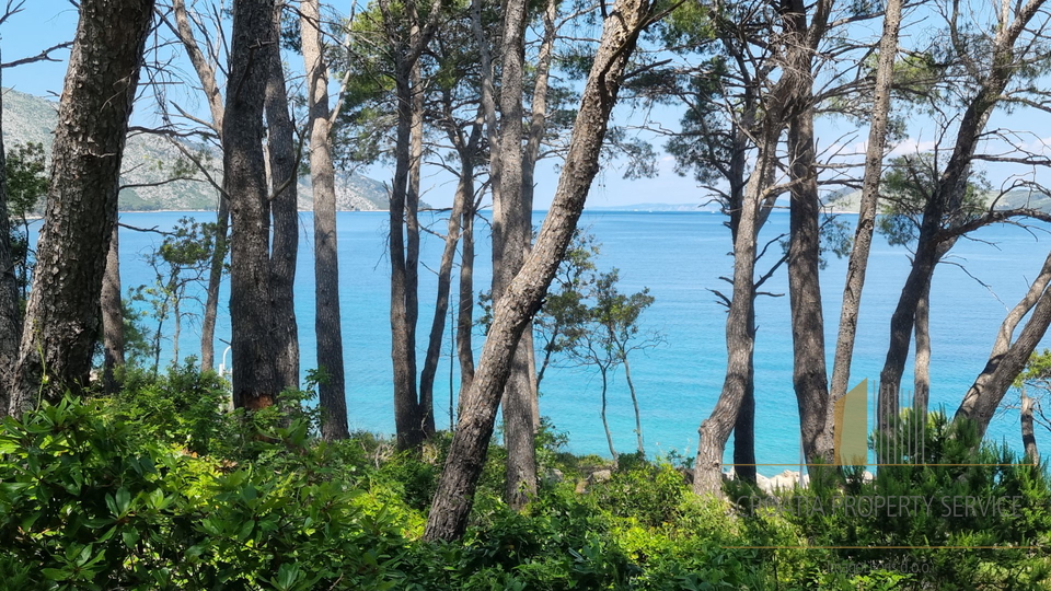 Attraente terreno edificabile in prima fila dal mare sull'isola di Hvar!